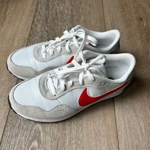 Nike boys tennis shoes, white, 6.5 boys, women’s 8, EUC